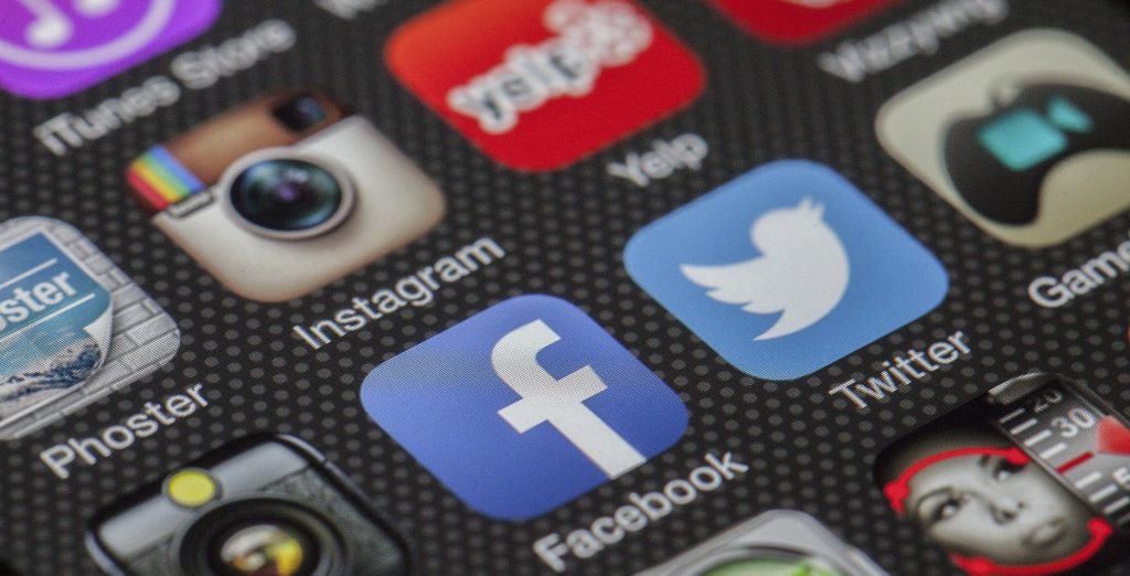 Les réseaux sociaux tels que Facebook, Instagram, LinkedIn, Twitter et Snapchat peuvent être utilisés pour communiquer sur un évènement.