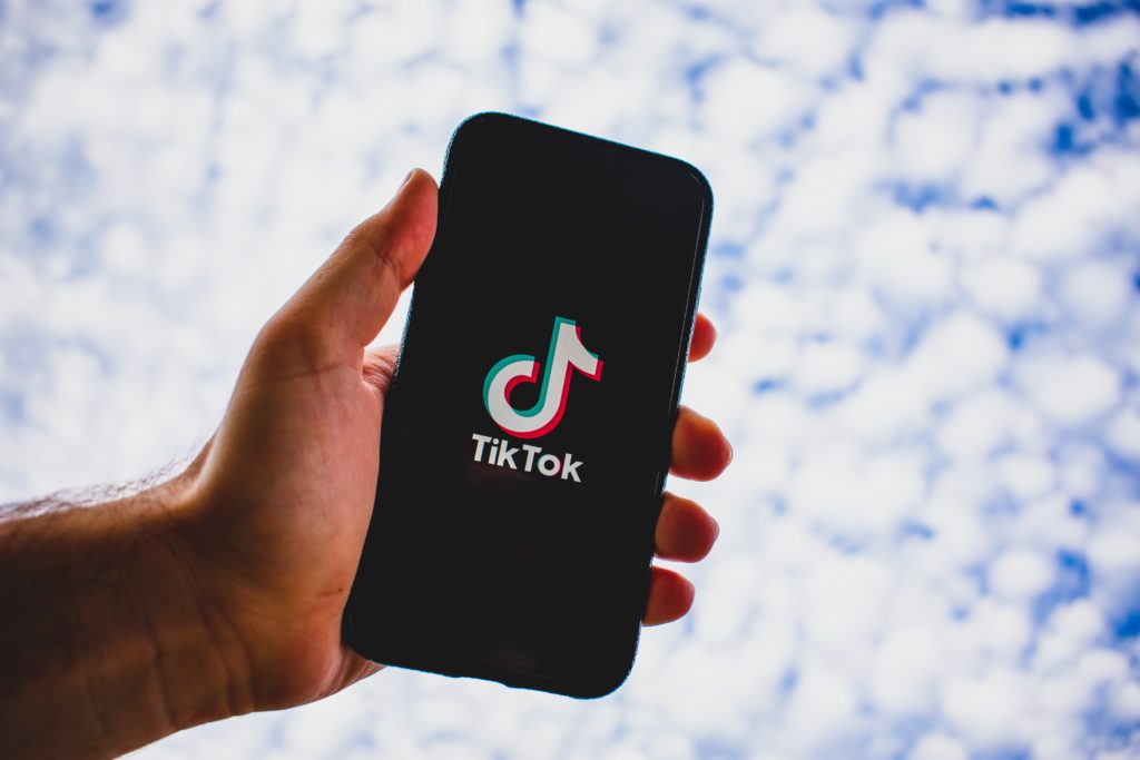 Logo TikTok sur écran smartphone