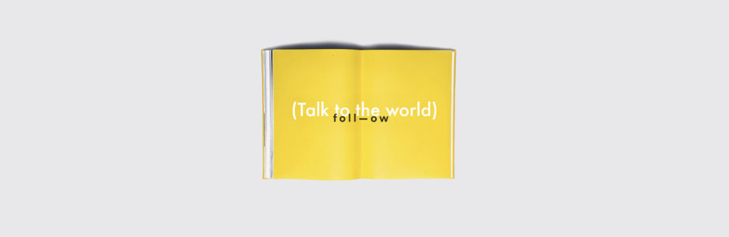 Photo d'un livre jaune avec le logo de l'agence d'influence follow. 