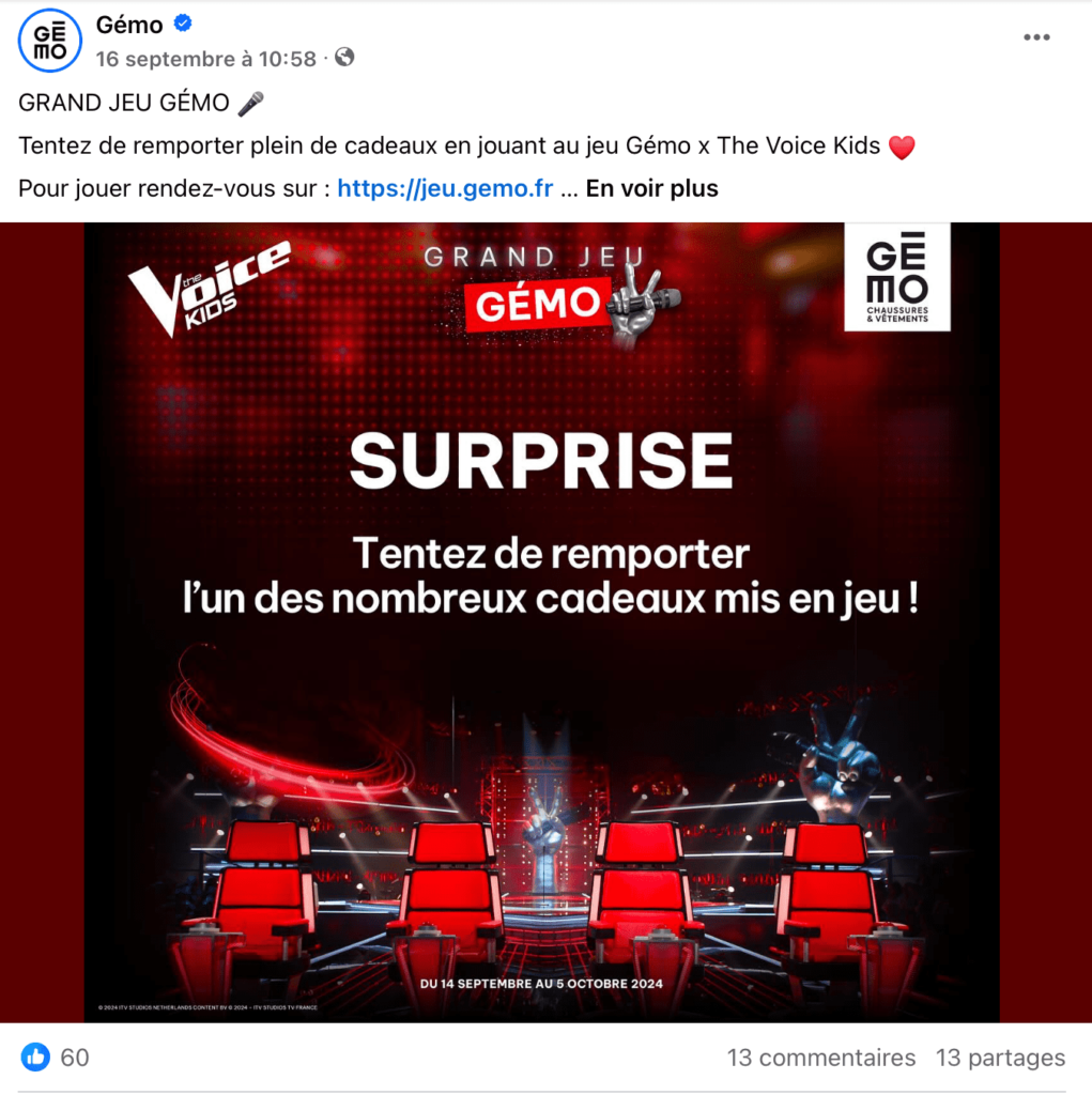 L'image provient du compte Facebook de Gémo. Il s'agit du concours Gémo X The Voice Kids. Sur la publication on voit les 4 sièges des jurys The Voice, le logo Gémo, le logo The Voice Kids, le mot "Grand jeu Gémo" et le mot "surprise".