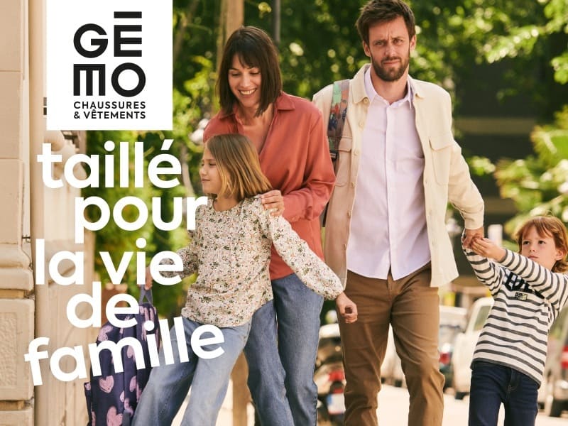 L'image provient de la campagne de rentrée Gémo. Une maman et un papa essaient d'emmener leurs enfants à l'école. Les enfants ne semblent pas décider à y aller, les parents les poussent pour y aller. On voit également le logo Gémo ainsi que le nouveau slogan "Taillé pour la vie de famille".