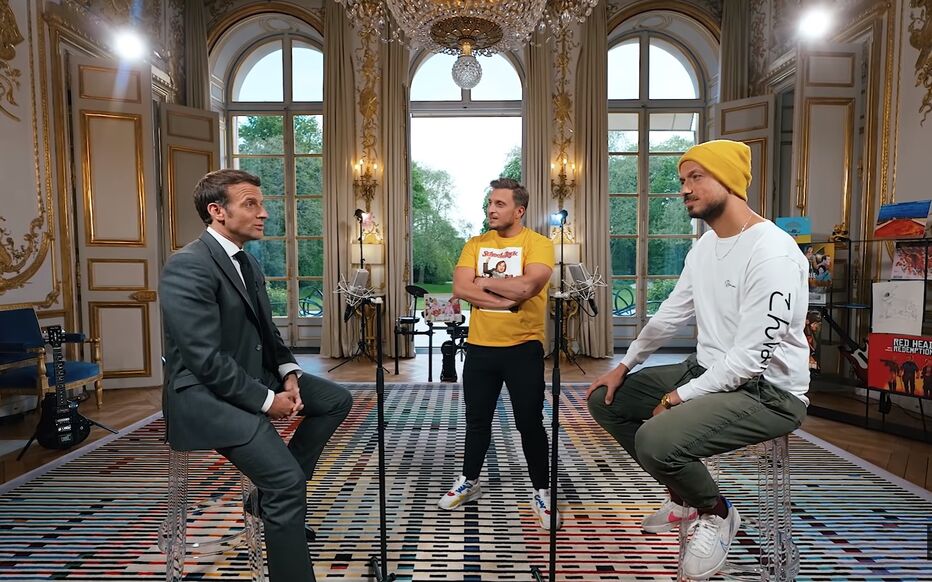 Photo des Youtubeurs Macfly et Carlito en compagnie du président de la République Emmanuel Macron dans une pièce du palais de l'Elysée.