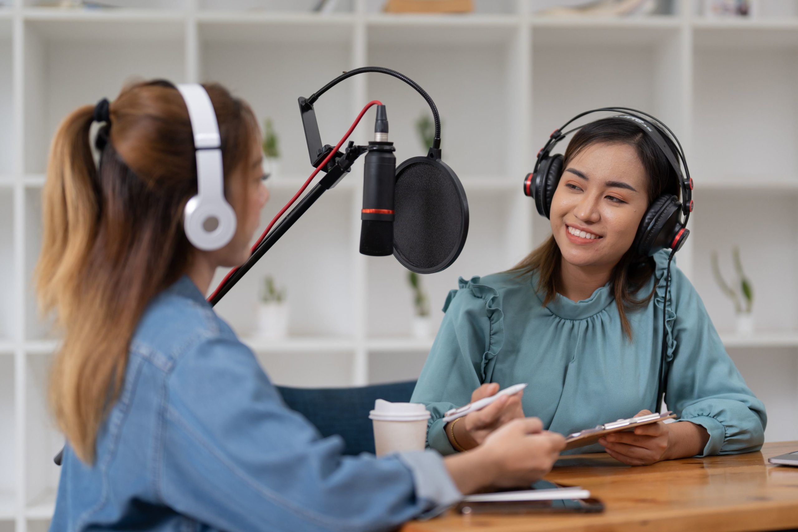 Deux femmes qui enregistrent un podcast