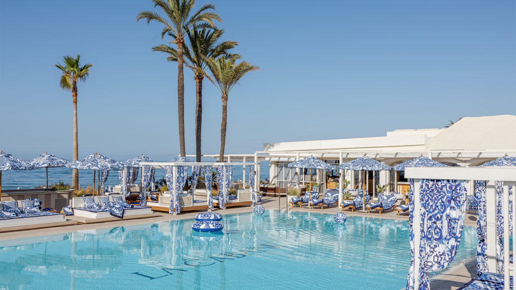 Dolce&Gabbana beach clup avec piscine à Marbella en Espagne