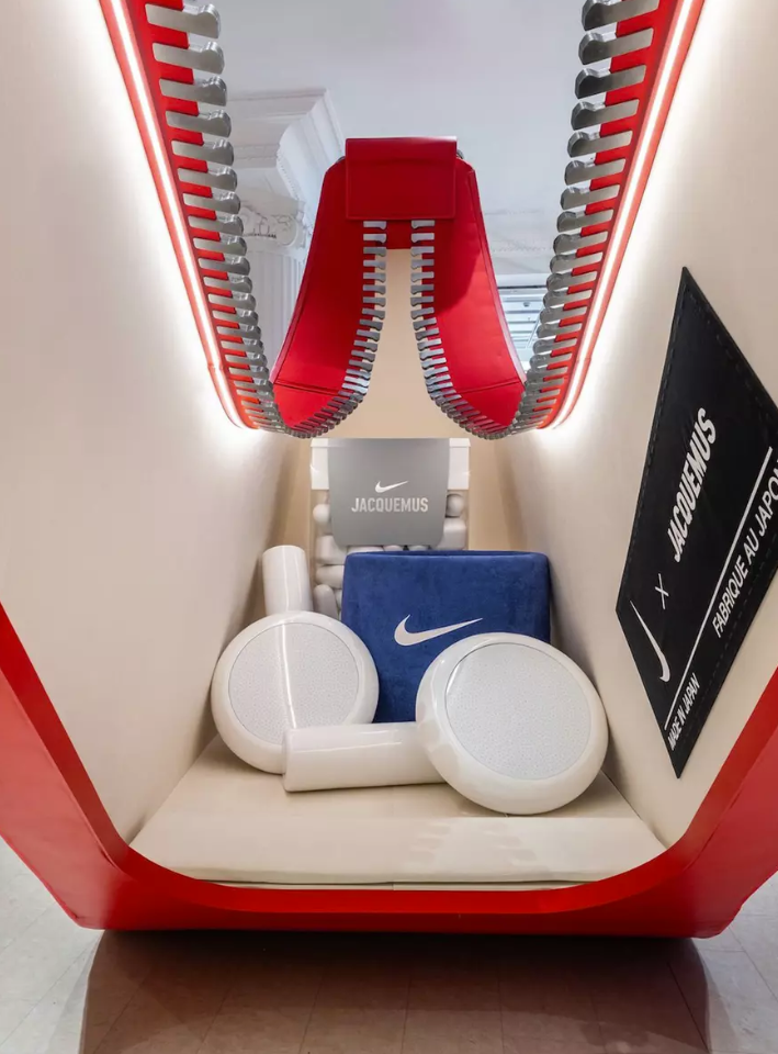 Pop-up store de Nike et Jacquemus à l'image d'un vestiaire de sport avec le logo Nike représenté par la virgule en taille surdimensionnée 