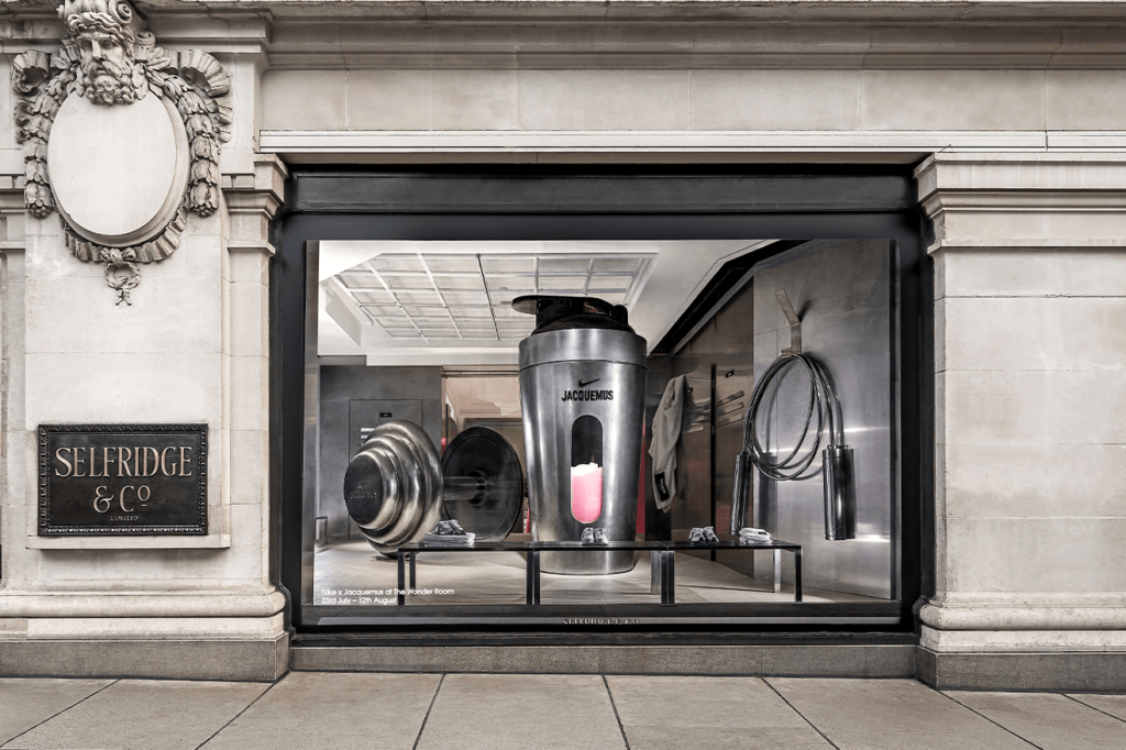 Pop-up store de Nike et Jacquemus à l'image d'un vestiaire de sport avec des éléments sportifs surdimensionnés