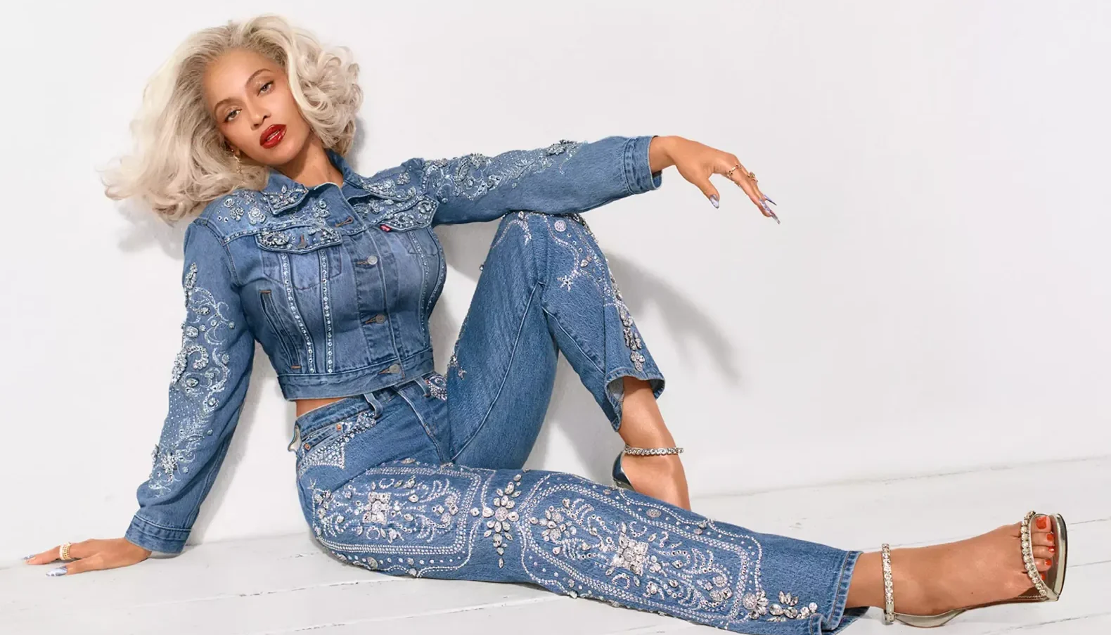 Beyoncé campagne Levi's Reimagine chapitre Pool Hall 2025 - collection capsule denim brodé collaboration marque mode artiste