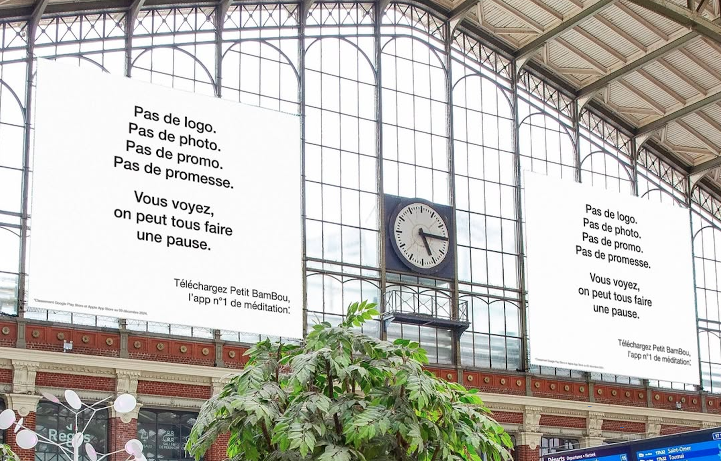 Affiche minimaliste de la campagne Quiet Marketing de l'application Petit Bambou dans une gare, invitant les passants à faire une pause.