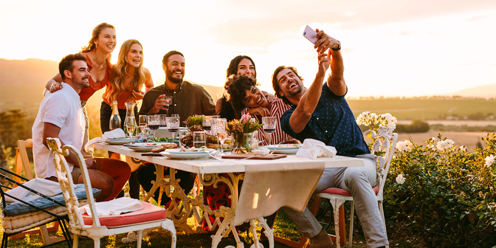 Photo de la Gen Z pendant un moment festif qui boit du vin
