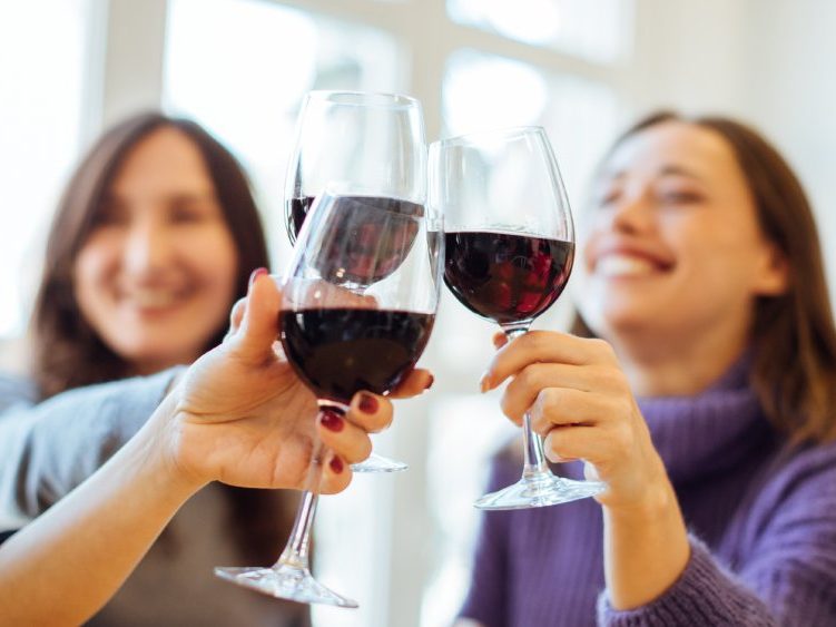Photo de jeunes en train de boire du vin
