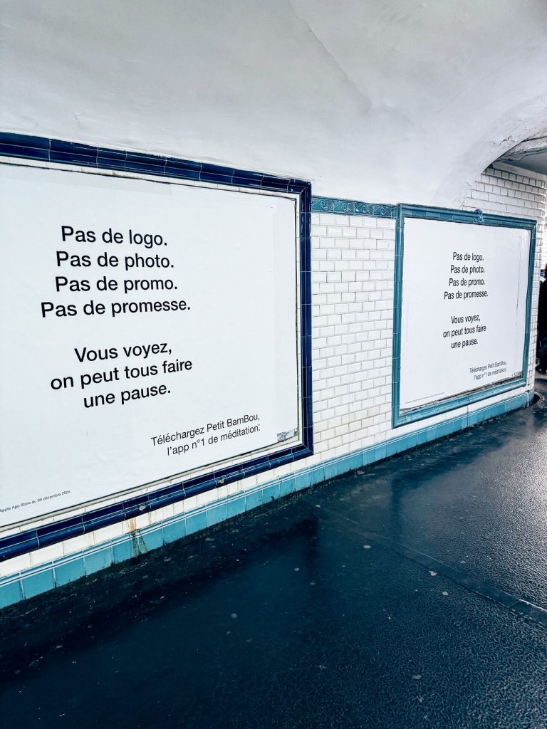 Exemple Quiet Marketing - Affiche minimaliste de la campagne publicitaire de l’application de méditation Petit Bambou, montrant un visuel épuré dans le métro bruxellois, tirée d’une publication de Kéliane Martenon sur LinkedIn.