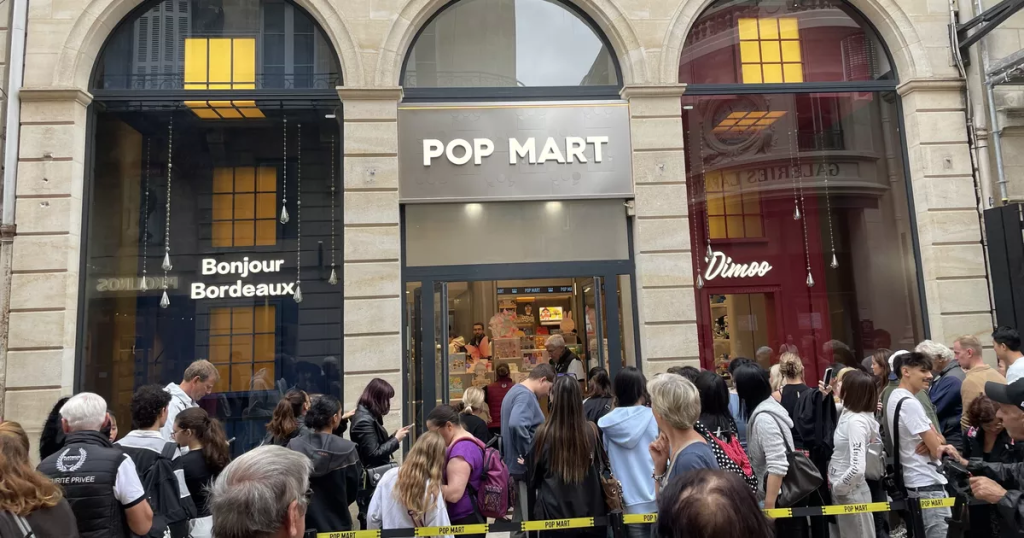 File d'attente massive devant l'ouverture de la boutique Pop Mart à Bordeaux illustrant l'engouement pour Labubu