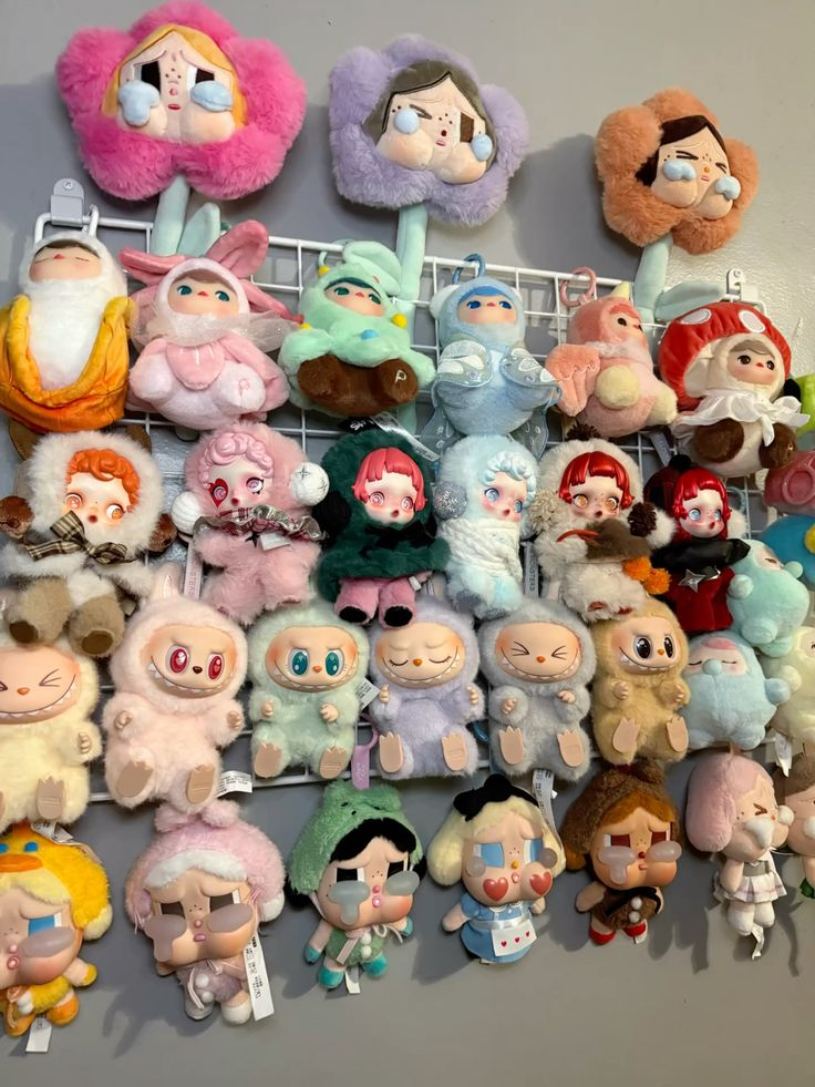 Mur de collection Pop Mart avec Labubu et diverses séries - symbole de la culture de collection blind box