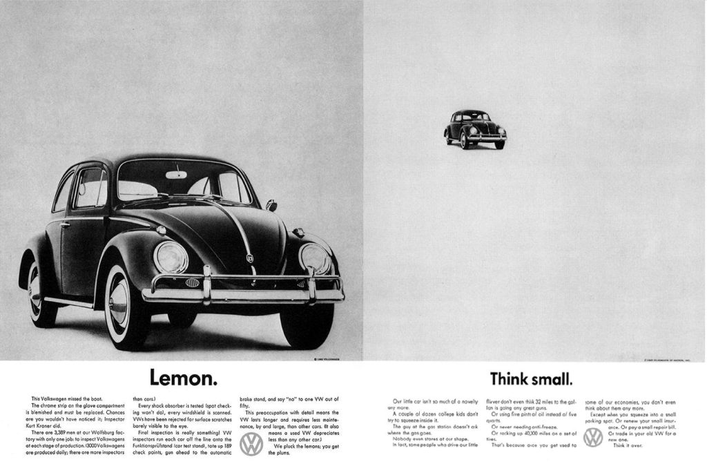 Exemple Quiet Marketing - Affiche emblématique de la campagne publicitaire “Think Small” de Volkswagen (1959), montrant une petite Coccinelle sur un fond blanc avec un slogan simple, issue de l’article “VW Think Small – The Advertising Campaign to Remember” publié par Hip Agency le 13 novembre 2014.