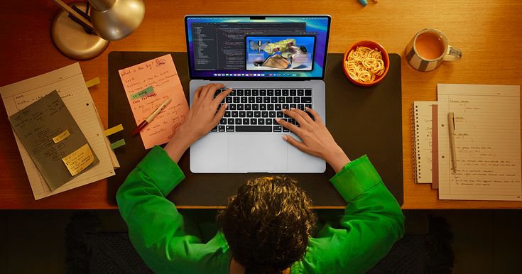 Étudiant en communication et marketing suivant l'actualité marketing sur son ordinateur