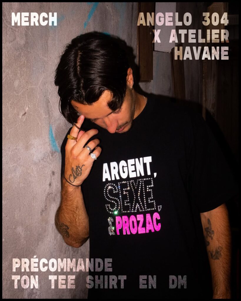 Merch Angelo 304 x Atelier Havane : tee-shirt noir « Argent, sexe & Prozac » en strass, précommande en DM