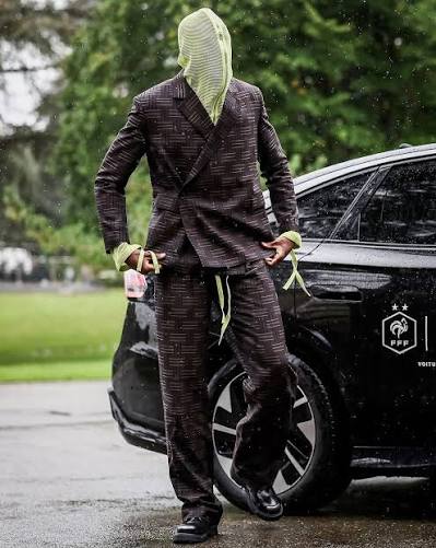 Ibrahima Konaté en tenue Kenzo