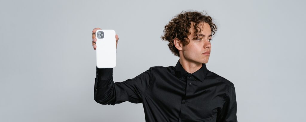 Un jeune qui se détourne de son téléphone