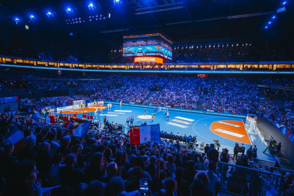 Salle de handball pleine lors d'un match de gala en France
