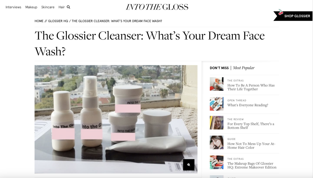 Page Into The Gloss invitant la communauté de Glossier à décrire son nettoyant idéal