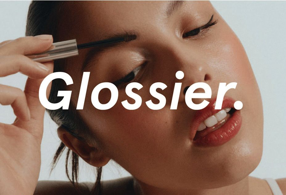 Olivia Rodrigo appliquant un produit Glossier dans une campagne de beauté naturelle